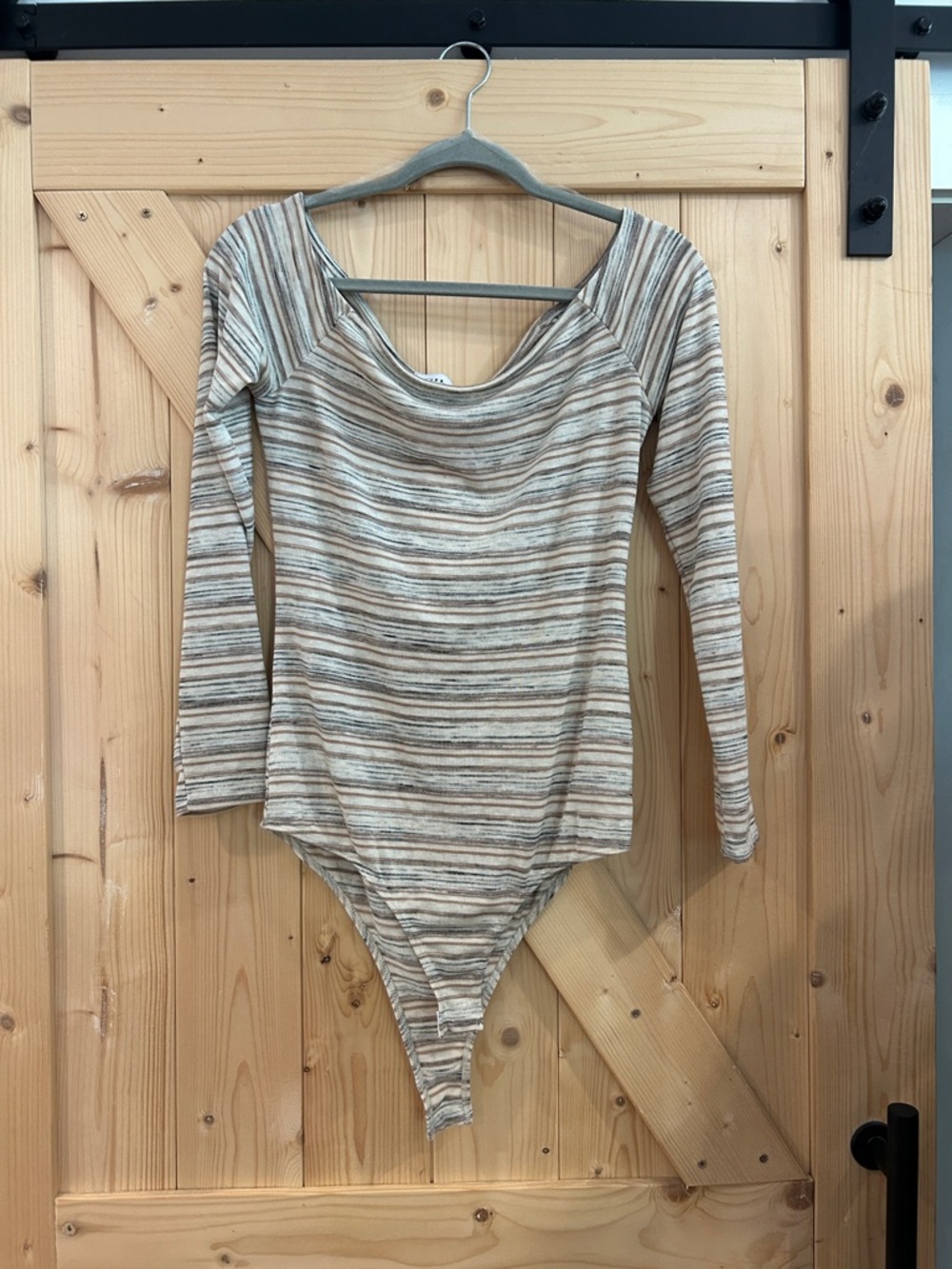 Gilli Striped Long-Sleeve Scoop Neck Bodysuit in Cream and Tan